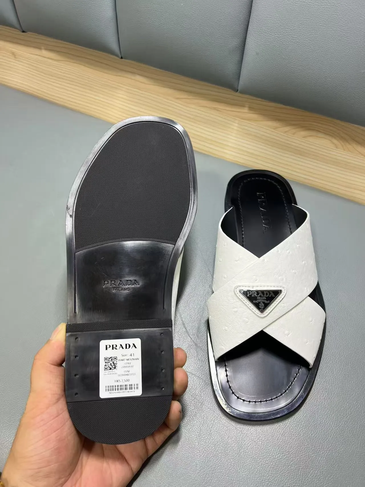 340💰PRADA Prada’s latest slippers are synchronized with the official website. This slipper is made of the brand’s unique and iconic Saffiano leather. The brand logo jumps out from the double straps, and the brand style is clearly visible. Cowhide gives men elegant charm and functional design, making it an ideal choice for vacation and leisure. Size:38-45